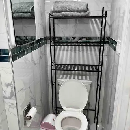 1 Bedroom Basement, Newly Renovated Bellerose Terrace Exterior photo