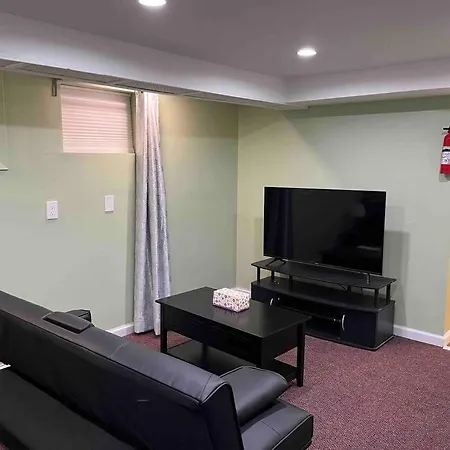 1 Bedroom Basement, Newly Renovated Bellerose Terrace Exterior photo