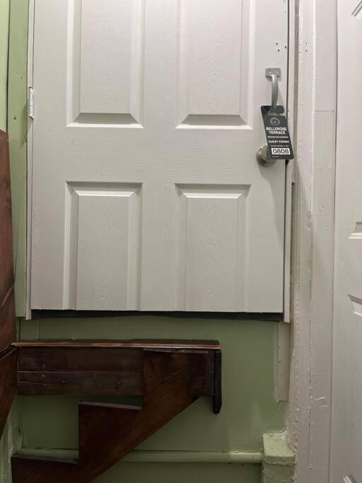 1 Bedroom Basement, Newly Renovated Appartement *